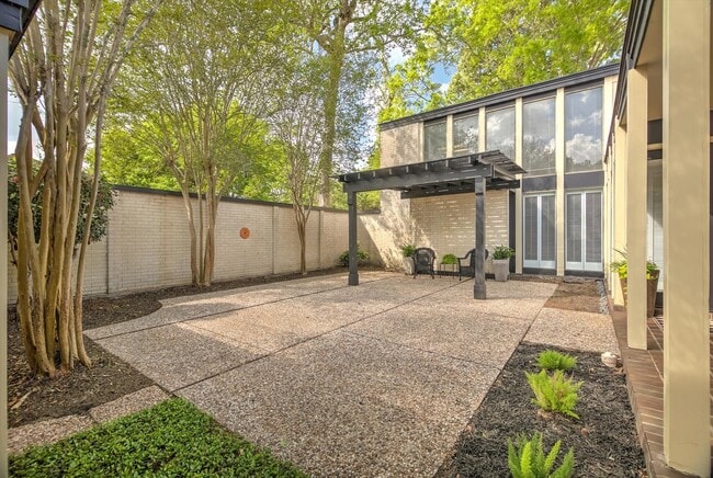 Building Photo - 147 Valley Dr