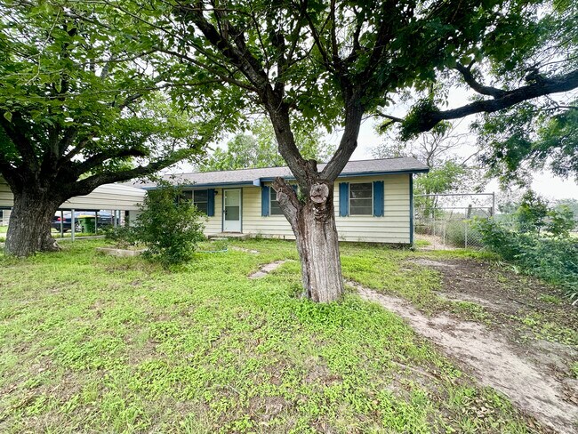Building Photo - 611 N Pecan St