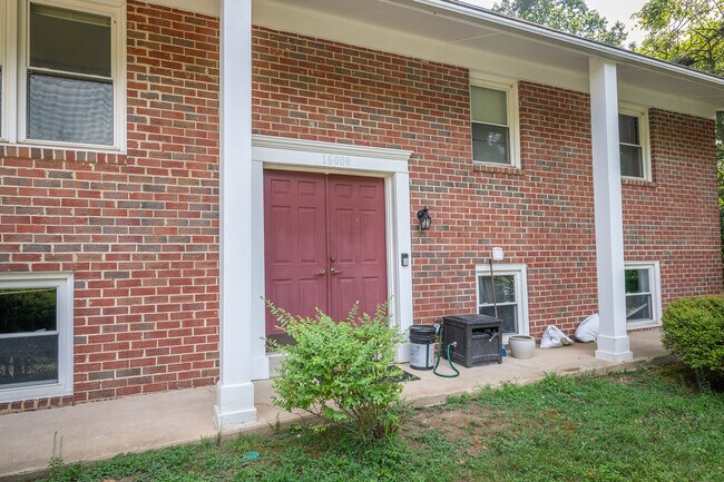 Foto del edificio - 16009 Malcolm Dr