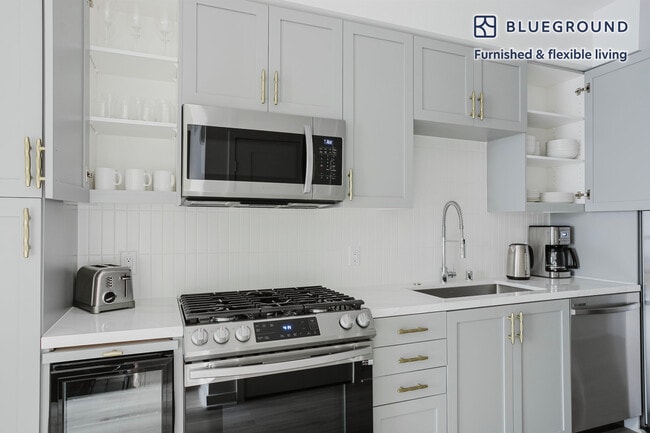 Building Photo - 201 The Promenade N