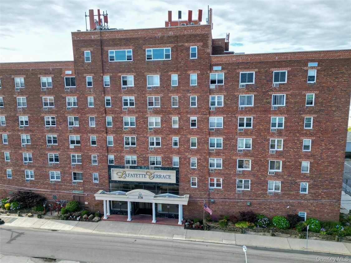 Foto principal - 370 W Broadway