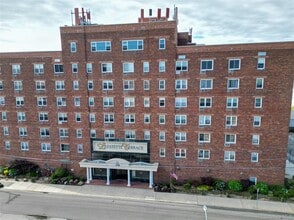 Building Photo - 370 W Broadway