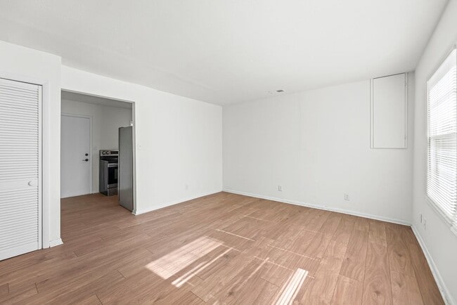 Foto del edificio - Tiehen Realty - Booth