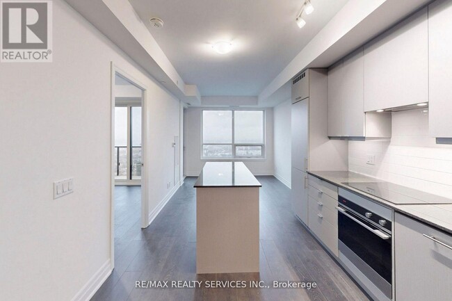 Building Photo - 36 Elm Dr W