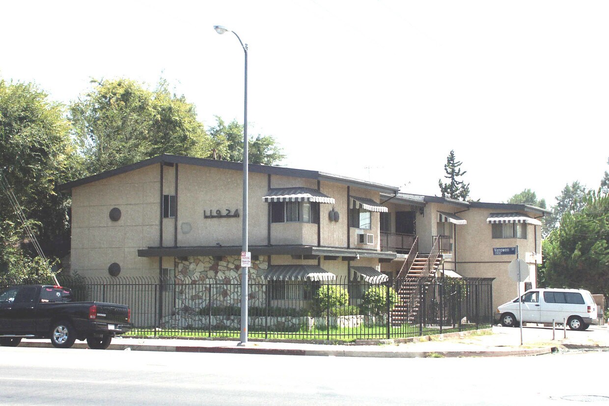 Building Photo - 11924 Vanowen St