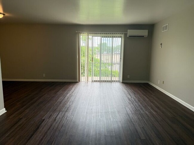Building Photo - 2 Bedroom Unit was recently renovated. Liv...