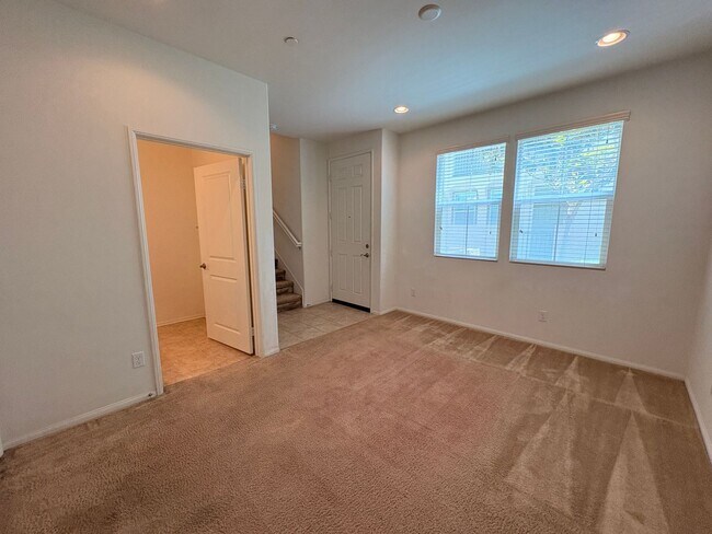 Foto del edificio - 4 Bed, 4 Bath in Eastvale!