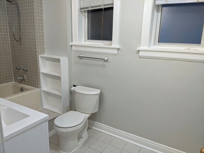 Building Photo - 837 Judson Ave