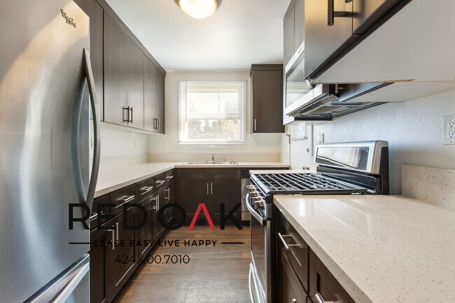 Building Photo - 6 WEEKS FREE CONCESSION! Stunning and Spac...