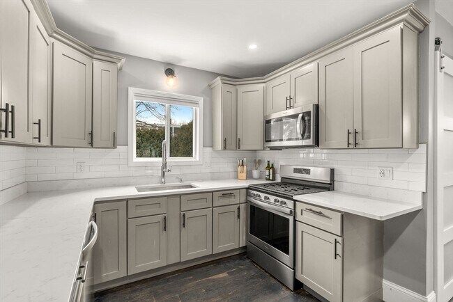 Building Photo - 133 Nichols St