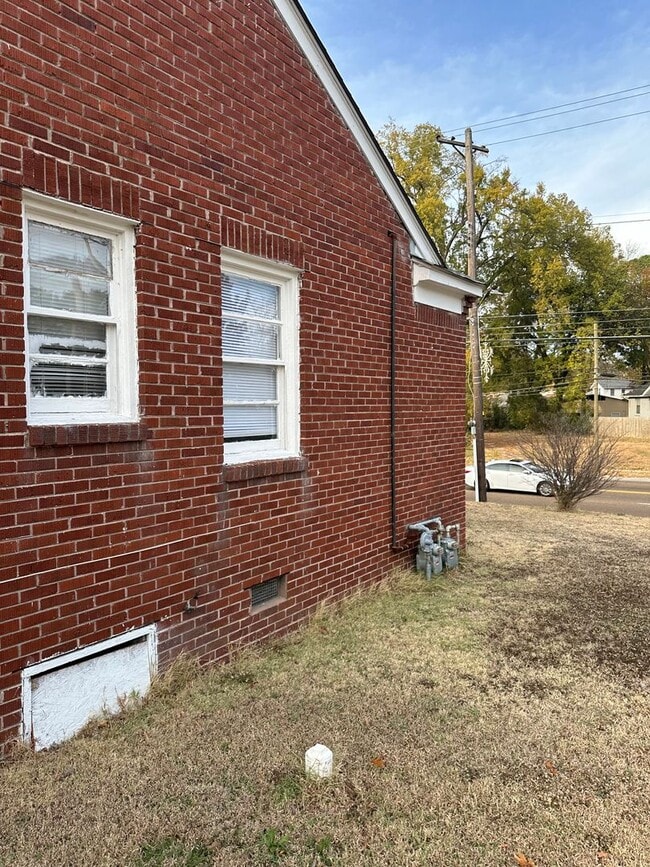 Building Photo - 2045 Lamar Ave
