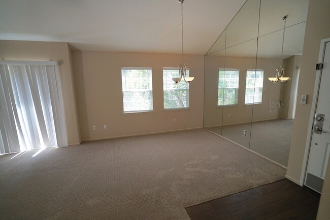 Foto del edificio - Siena Villas Valencia 2-Bedroom + Loft Con...