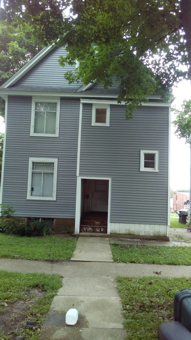 Building Photo - 1611 4th Ave
