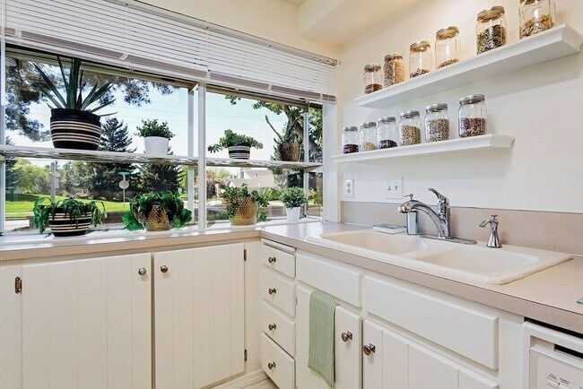 Foto del edificio - LAKEWOOD LIVING: COMFORT AND CONVENIENCE I...