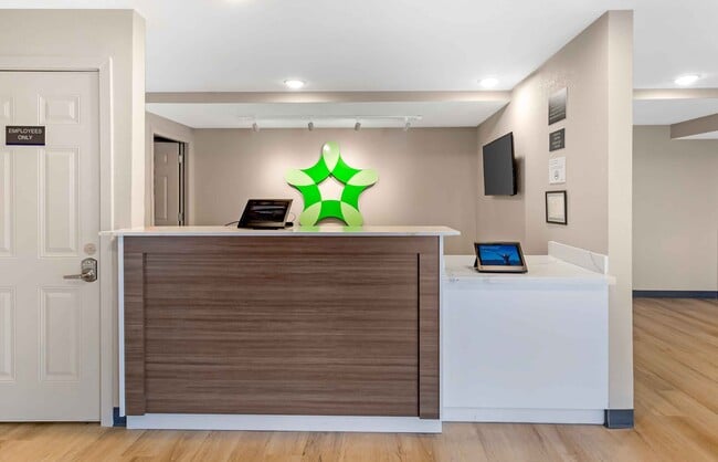 Building Photo - Furnished Studio-Longview