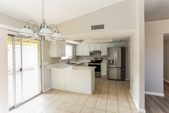 Building Photo - 1417 E Irwin Ave