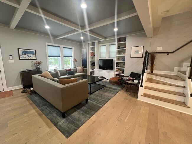 Building Photo - Amazing 5 BR/3.5 BA Single-Family Home in ...