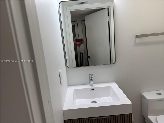 Foto del edificio - 540 Brickell Key Dr