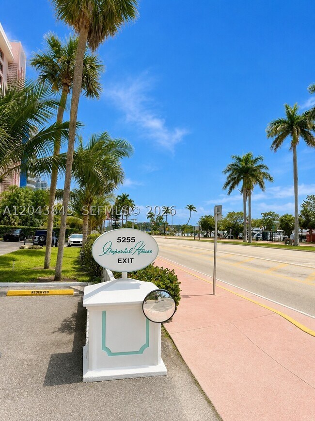 Foto del edificio - 5255 Collins Ave