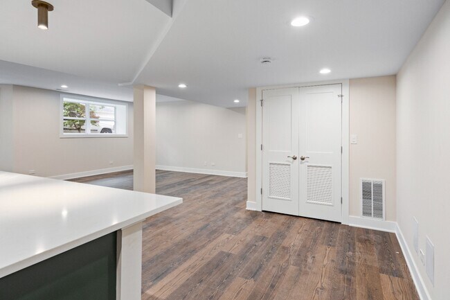Foto del edificio - Renovated 3 bed in Logan Square - Now Leasing! (Garden Unit)