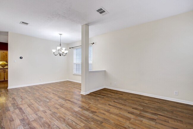 Building Photo - ***MOVE-IN SPECIAL: ONE WEEK FREE***Spacio...