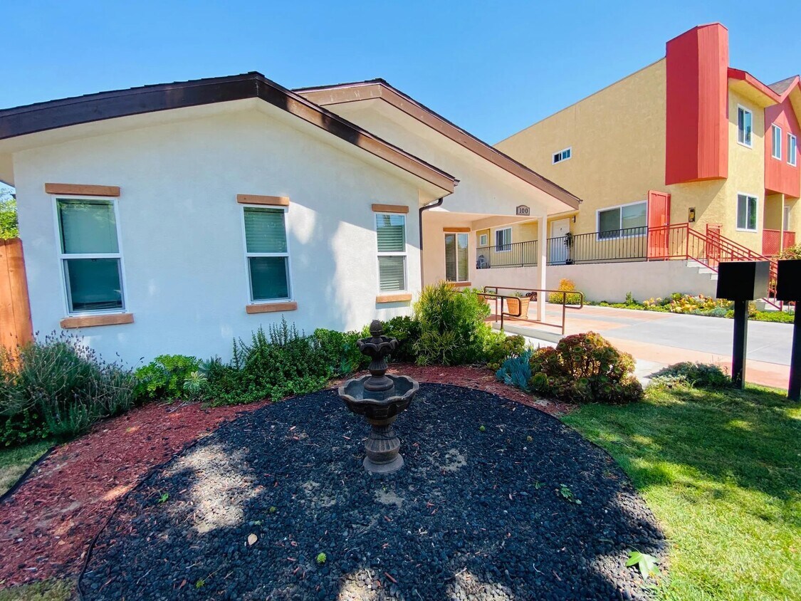 Foto principal - 2330 N Catalina St