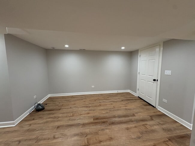 Building Photo - 6510 S St Lawrence Ave