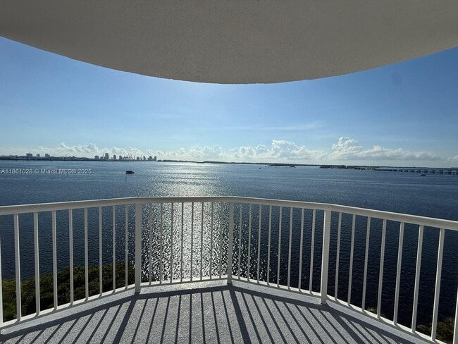 Building Photo - 1420 Brickell Bay Dr