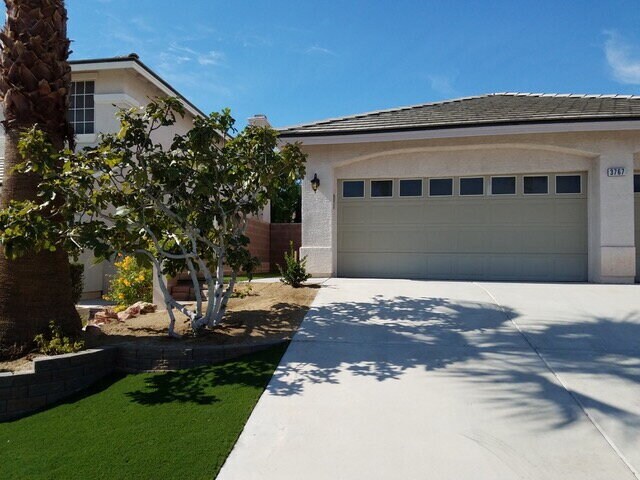 Foto del edificio - Elegant Single-Story Pool Home in Gated Community with Upgraded Kitchen & Easy-Care Backyard Pool...