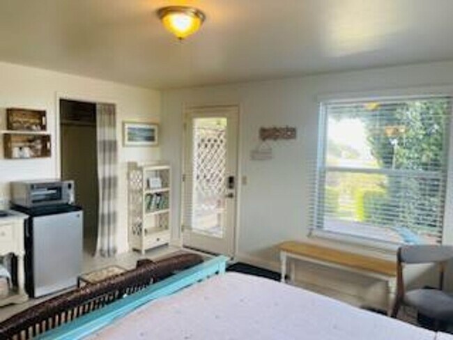Foto del edificio - Fully Furnished Studio with Ocean Views!