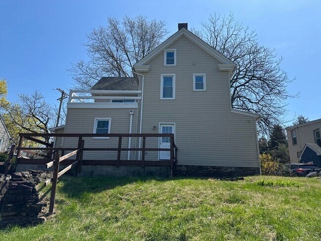 Building Photo - 722 Hilltown Pike