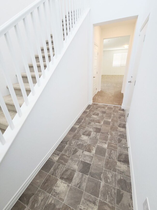 Building Photo - Brand New Home Never Lived in with Communi...