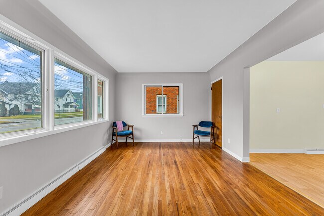 Spacious Living Room! - 538 Brown St