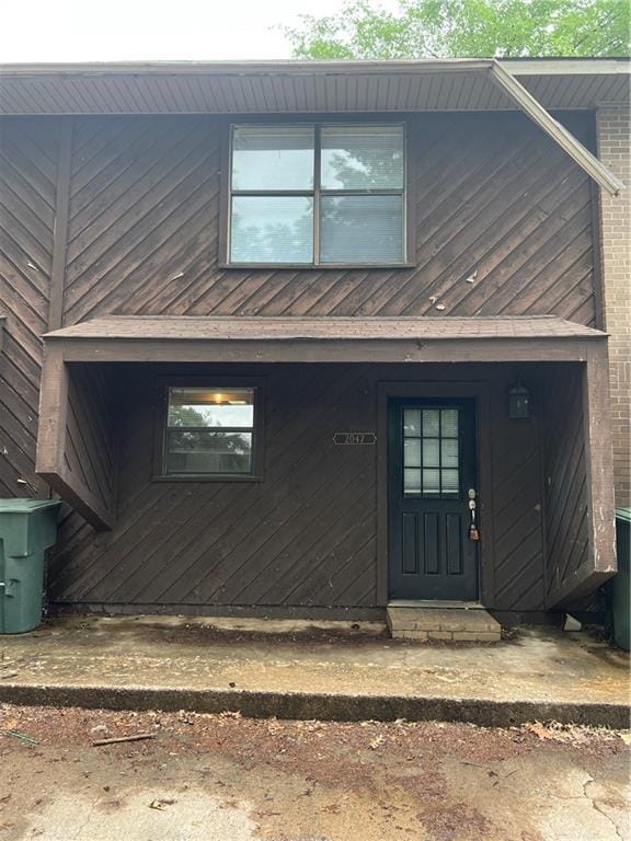 Building Photo - 2043 E Oaks Dr