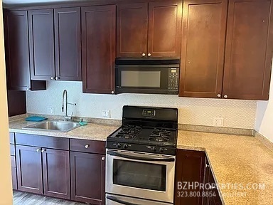 Building Photo - Modern 2-Bed, 2-Bath with a Huge Private Y...