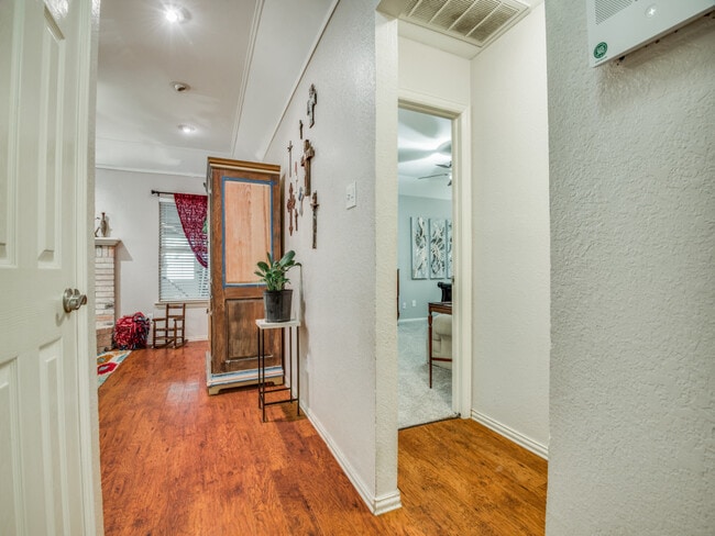 Building Photo - 1125 Briar Oaks Dr