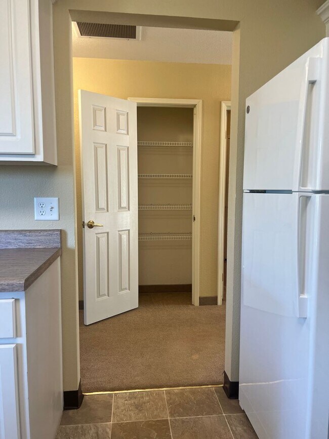 Building Photo - Skyview Apartments-2 bedroom, 2 bath priva...