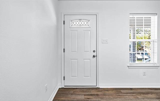 Building Photo - 404 E Elm St