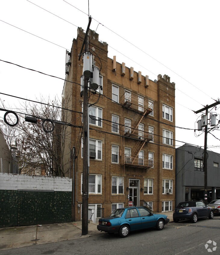 Foto principal - 251 Beacon Ave