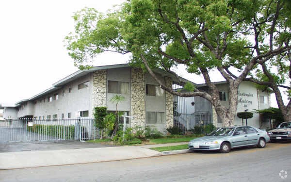 Foto principal - Huntington Monterey Apartments