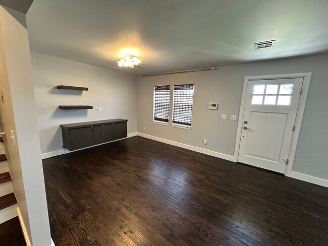 Foto del edificio - For Rent: Updated 3 Bed, 1.5 Bath Split-Le...