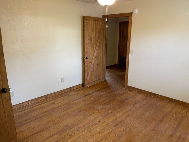 Foto del edificio - Vaughn Ave available now.