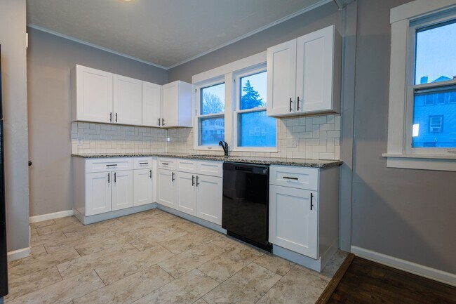 Building Photo - 3 bed 1 Bath Single Family Home with Spaci...