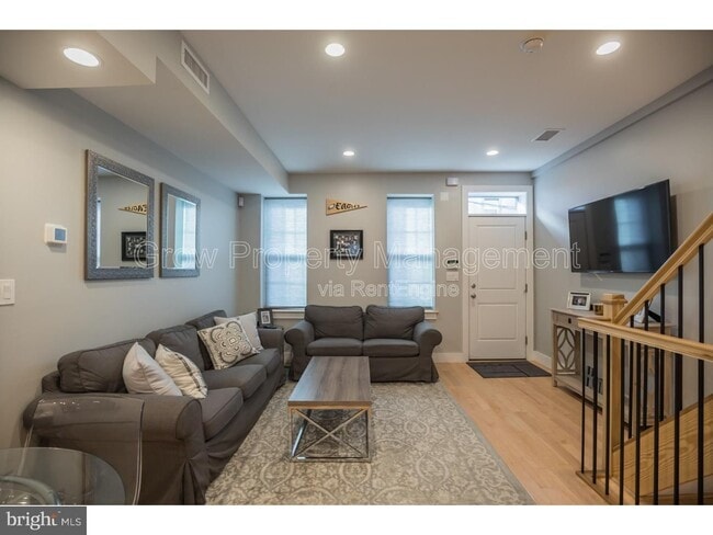 Building Photo - 533 Manton St