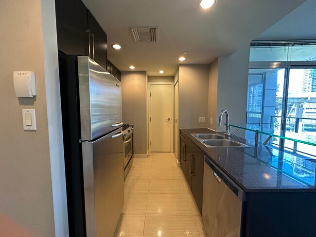 Building Photo - 706-638 Beach Crescent