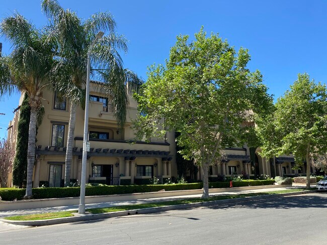 Foto del edificio - 10618 Woodbridge St