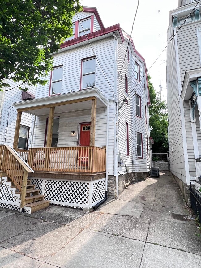 Building Photo - 2240 Victor St