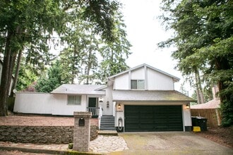 Building Photo - 15931 SE Rickshire Ln