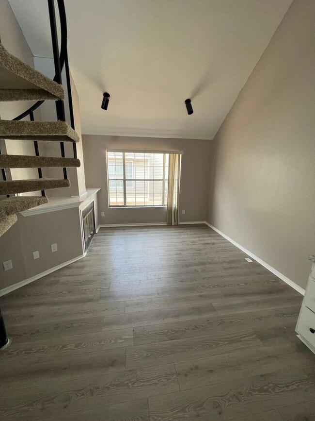Building Photo - 2bed/2bath townhouse with covered parking!