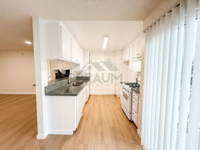 Foto del edificio - 13347 Victory Blvd